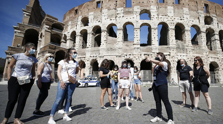 Khắc tên bạn gái lên đấu trường Colosseum, đối diện án tù 5 năm - Ảnh 1.