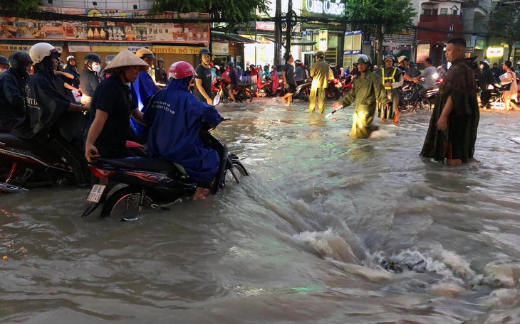 Sau trận mưa, 'rốn ngập' Biên Hòa lại chìm trong nước - Ảnh 3.