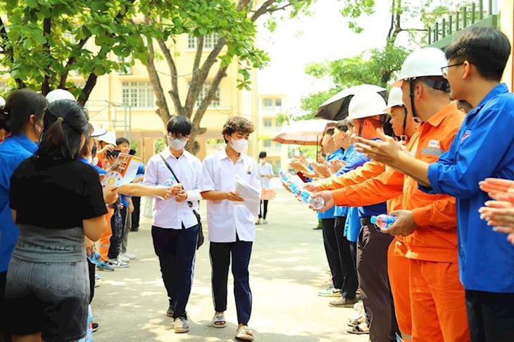 Từ những hành động nhỏ, thợ điện Thủ đô thể hiện trách nhiệm và nét văn hóa tốt đẹp lan tỏa ra cộng đồng