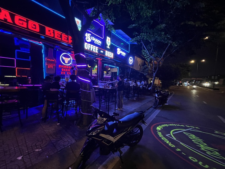 Hàng loạt quán trên đường Phạm Văn Đồng mở nhạc xập xình bị xử lý - Ảnh 2. Hàng loạt quán trên đường Phạm Văn Đồng mở nhạc xập xình bị xử lý - Ảnh 2.