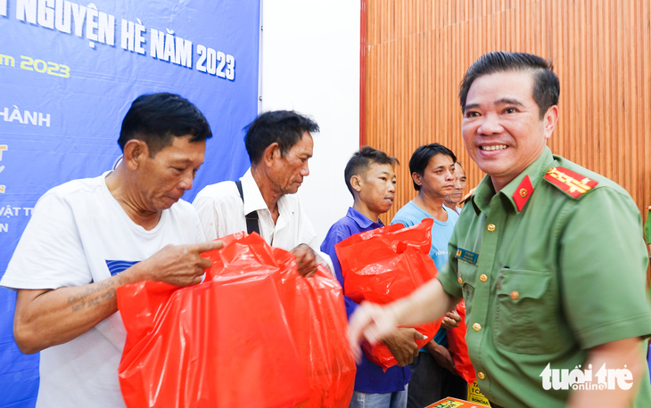 Công an trẻ Kiên Giang đi làm tình nguyện, trồng cây - Ảnh 3.