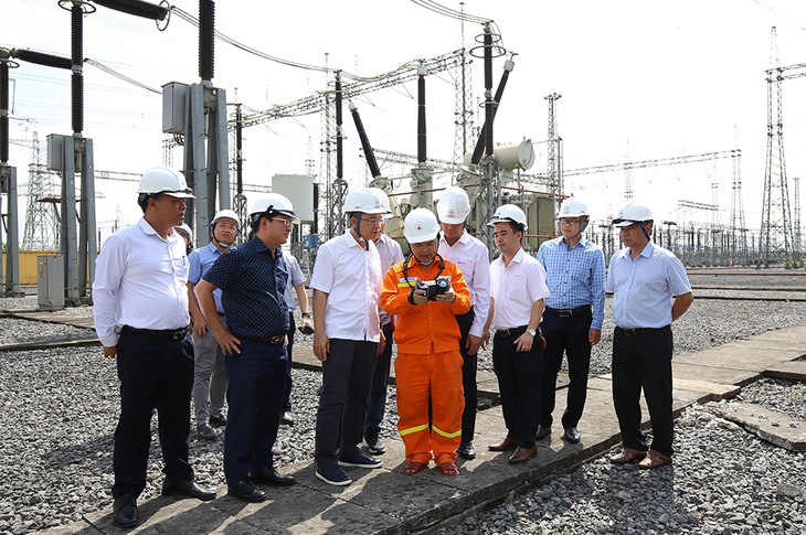 Đoàn công tác cùng theo dõi kiểm tra soi phát nhiệt buổi trưa 3-6 tại Trạm biến áp 500kV Nho Quan (Ninh Bình)