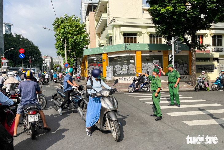 Bỡ ngỡ vì đường một chiều, có người tăng ga bỏ chạy khi được CSGT nhắc - Ảnh 2.