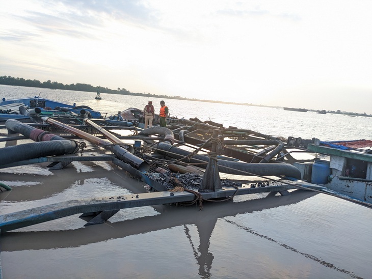 Cục Cảnh sát giao thông phối hợp vây bắt ‘cát tặc’ - Ảnh 2.