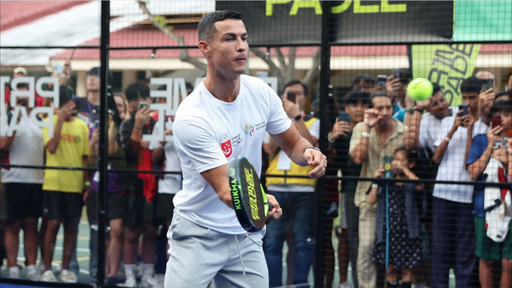 Cristiano Ronaldo gây sốt khi chơi padel tại Singapore - Ảnh 1.