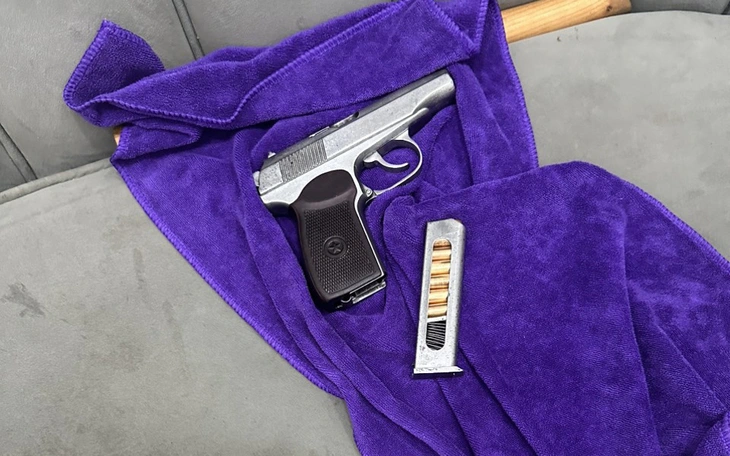 Điều tra thanh niên mua súng qua Facebook rồi bỏ vào cốp xe chạy ngoài đường - Ảnh 3.