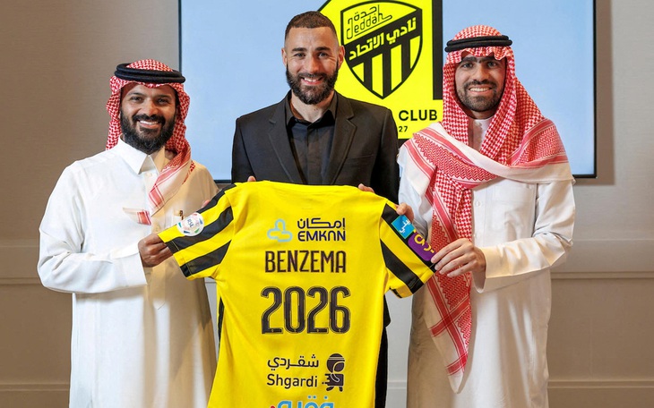 Benzema đến Saudi Arabia, Messi chờ Barca