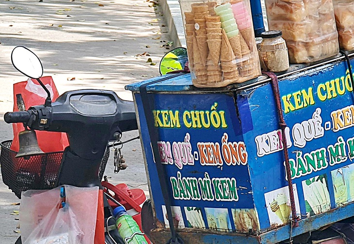 Đồ nghề bán kem dạo giờ vẫn không thiếu được cái chuông leng keng như ngày xưa - Ảnh: MẠNH DŨNG