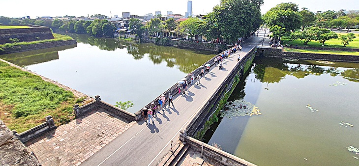 Con đường cổ xưa này chỉ nên dành cho người đi bộ ngắm cảnh kinh thành - Ảnh: MINH TỰ