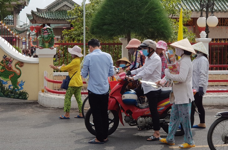 Tình trạng người bán dạo nhang đèn vẫn đeo bám du khách - Ảnh BỬU ĐẤU