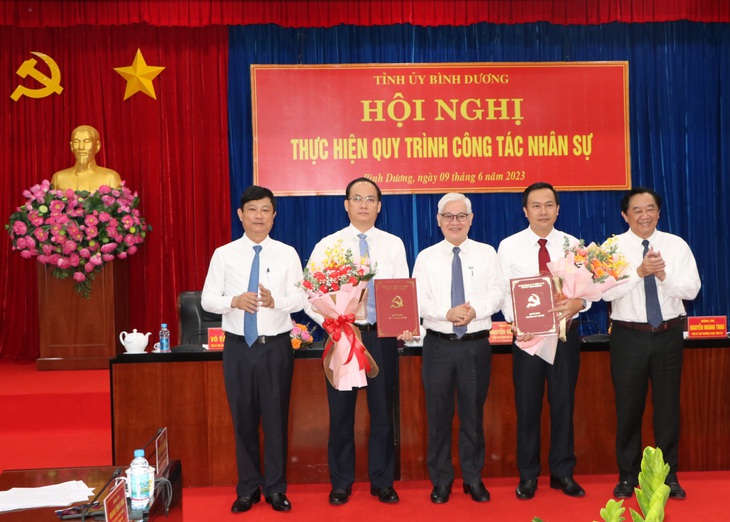 Ông Nguyễn Khoa Hải (thứ hai từ trái sang) - giám đốc Sở Văn hóa - Thể thao và Du lịch - được điều chuyển làm bí thư Huyện ủy Phú Giáo. Người làm giám đốc sở thay ông Hải là ông Bùi Hữu Toàn (thứ tư từ trái sang) - phó trưởng Ban Tuyên giáo Tỉnh ủy - Ảnh: T.D.