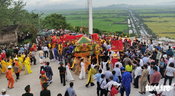 Rước tượng Bà Chúa Xứ núi Sam như truyền thuyết - Ảnh 1.