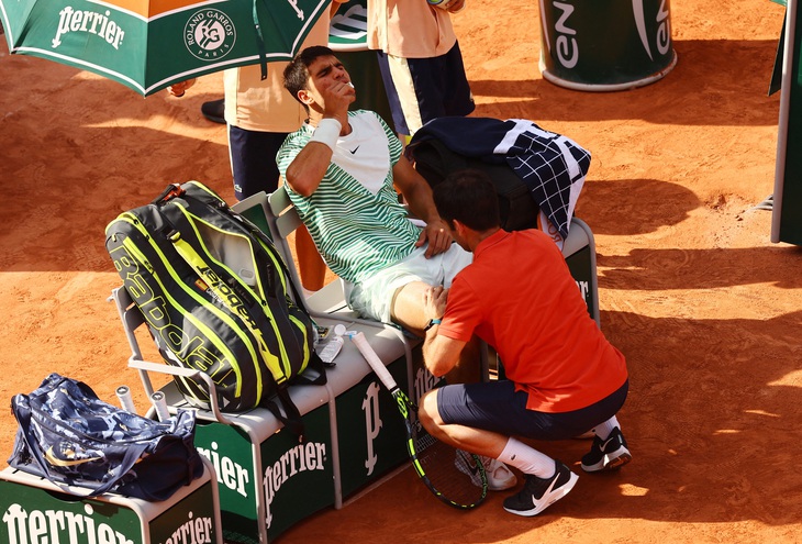 Alcaraz chấn thương, Djokovic thắng dễ để vào chung kết Roland Garros - Ảnh 4.