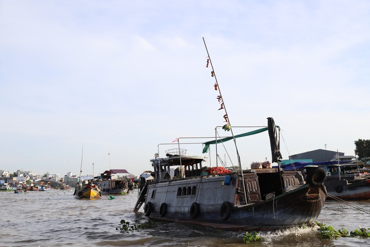 Những chiếc bẹo là nét văn hóa độc đáo của chợ nổi miền Tây nói chung, của chợ nổi Cái Răng nói riêng - Ảnh: CHÍ QUỐC 