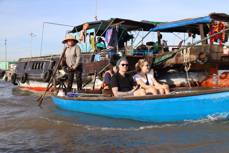 Không chỉ thu hút khách trong nước, rất nhiều du khách nước ngoài đến TP Cần Thơ đều chọn chợ nổi Cái Răng như một điểm du lịch không thể thiếu - Ảnh: CHÍ QUỐC 