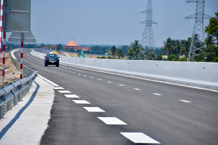 Nhiều tài xế cảm thấy lo sợ khi tuyến cao tốc vẫn thiếu nhiều hạng mục - Ảnh: MINH CHIẾN