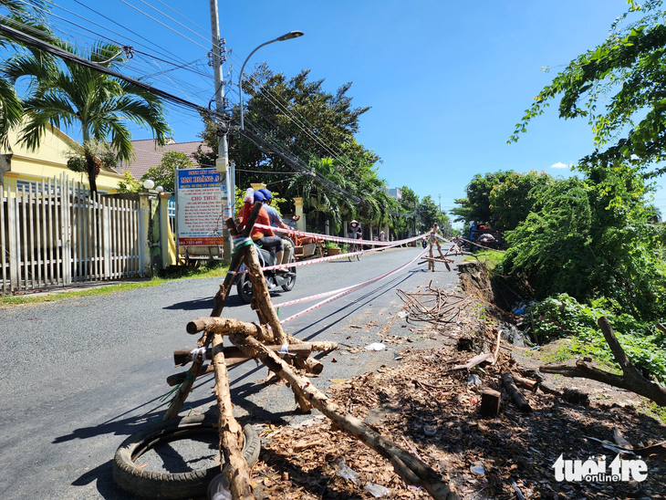 Đoạn bờ bắc kênh Mới, thị trấn An Phú, huyện An Phú, An Giang liên tục sụt lún - Ảnh: BỬU ĐẤU