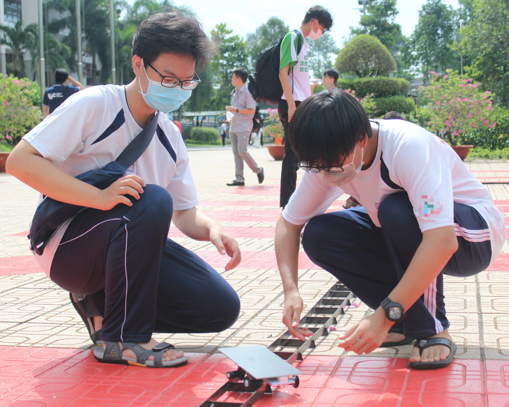 Làm khoa học càng cần lòng trung thực và sự liêm chính học thuật. Trong ảnh: Học sinh TP.HCM tham gia thi tài chế tạo xe chạy bằng năng lượng mặt trời trong Ngày hội STEM day - Ảnh minh họa: Q.L. 