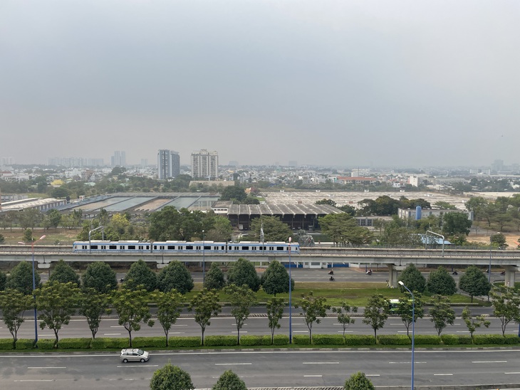 Tàu metro số 1 chạy thử - Ảnh: CHÂU TUẤN