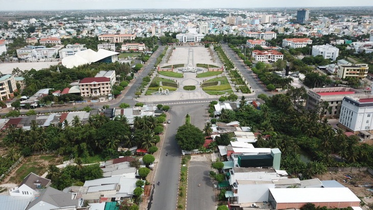 Căn nhà của hộ ông Đỗ Thành Hưng nằm giữa đường Võ Văn Kiệt, ngay Trung tâm hành chính tỉnh Bạc Liêu trước thời điểm tháo dỡ - Ảnh: CHÍ QUỐC