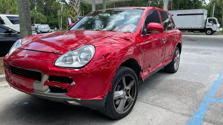 Đây có thể là chiếc Porsche Cayenne được bọc xấu nhất trong lịch sử - Ảnh: Reddit