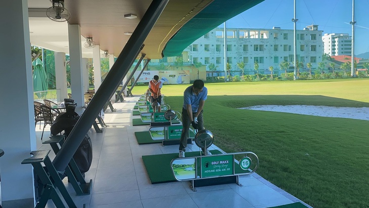 Do nằm ở vị trí trung tâm TP nên sân tập Golf Maxx Đà Nẵng luôn có người chơi - Ảnh: TRƯỜNG TRUNG