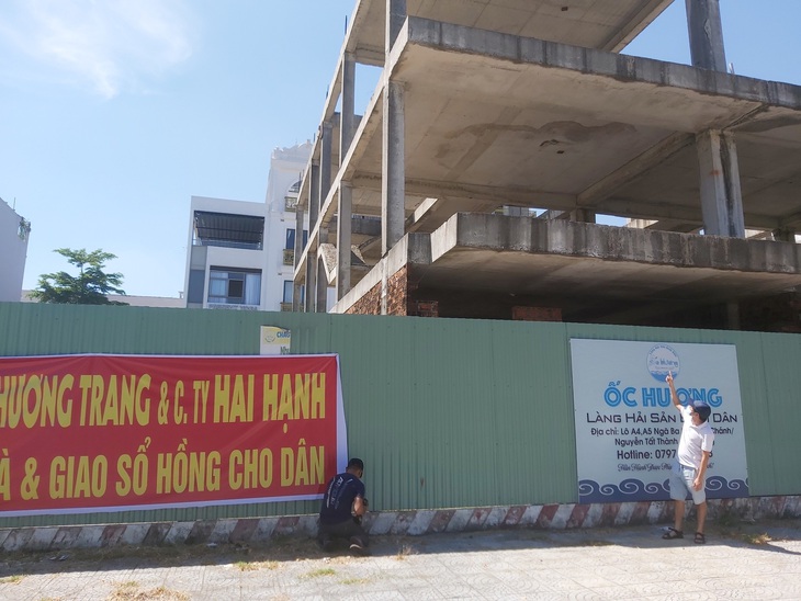 Các căn shophouse xây dựng dang dở và bỏ hoang từ nhiều năm qua - Ảnh: Đ.C.