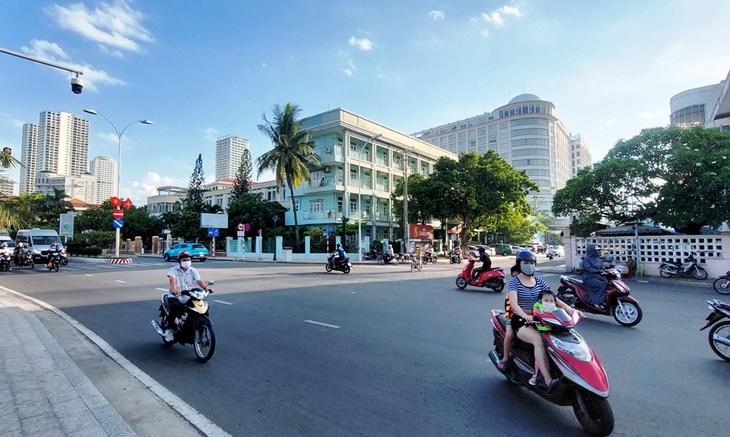 Văn phòng đăng ký đất đai Khánh Hòa (tại ngã ba đường Trần Phú - Lê Lợi, TP Nha Trang) đang thực hiện tổng kiểm tra sổ đỏ đã cấp chưa trao hoặc dân chưa nhận, để giải quyết trao cho dân - Ảnh: PHAN SÔNG NGÂN