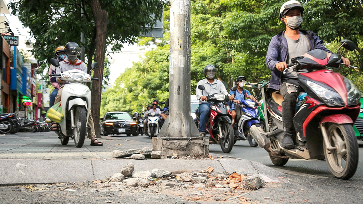 Vỉa hè bong tróc trên đường Võ Thị Sáu (TP.HCM) vào chiều 12-7 - Ảnh: PHƯƠNG QUYÊN