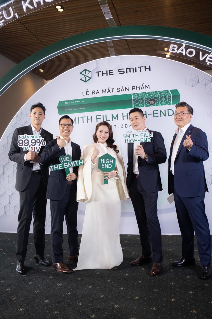 Ban lãnh đạo The Smith tại sự kiện ra mắt phim cách nhiệt High End