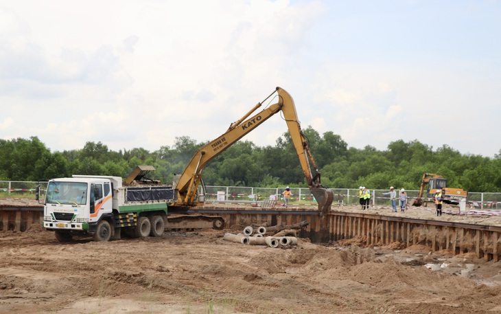 Công trường xây dựng Nhà máy xử lý nước thải Nhiêu Lộc - Thị Nghè (thuộc dự án vệ sinh môi trường TP.HCM - giai đoạn 2) - Ảnh: CHÂU TUẤN