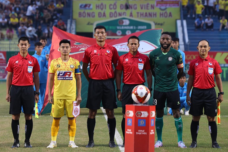 Trọng tài Razlan Joffri Bin Ali (thứ 3 từ phải sang) ở trận Thanh Hóa - TP.HCM, giai đoạn 1 V-League 2023 - Ảnh: VPF