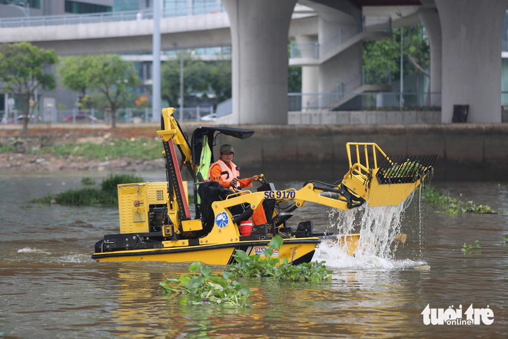 Dàn thiết bị gom rác gồm các cỗ máy hiện đại như máy vớt rác bằng tàu xúc, tàu kéo, sà lan... - Ảnh: CHÂU TUẤN