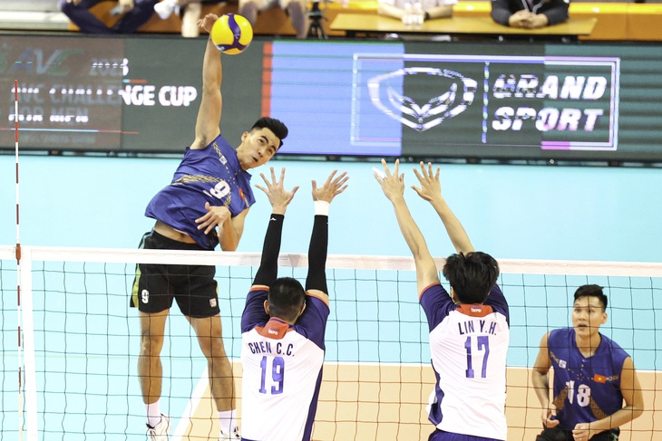 Tuyển Việt Nam (bìa trái) đang có phong độ tốt ở AVC Challenge Cup 2023 - Ảnh: AVC