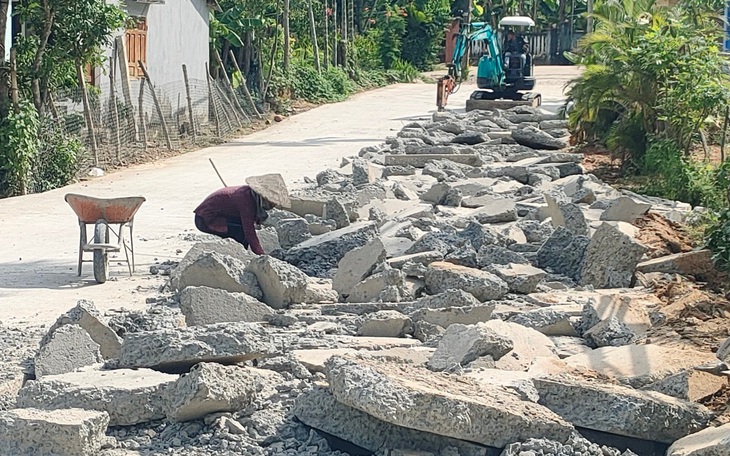 Làm đường kém chất lượng, bị dân bắt móc lên làm lại