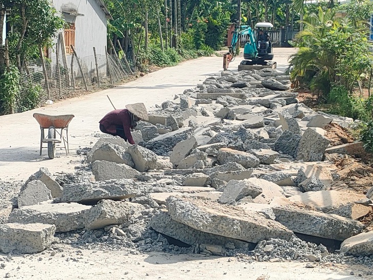 Người dân yêu cầu đơn vị thi công móc đoạn đường kém chất lượng lên để làm lại - Ảnh: P.T.