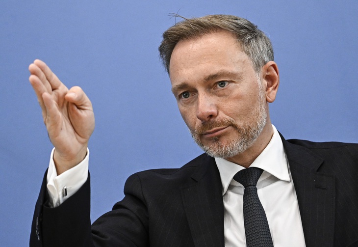 Bộ trưởng Bộ Tài chính Đức Christian Lindner phát biểu tại họp báo hôm 5-7 - Ảnh: AFP