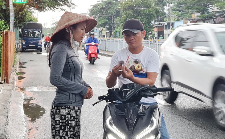 Với chị Thúy Thanh, công việc bán vé số, đồ khô, trái cây vất vả đó nhưng vui - Ảnh: CÔNG TRIỆU