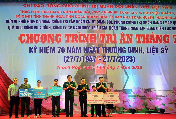 Ban tổ chức Chương trình &quot;Tri ân tháng 7&quot; trao kinh phí xây nhà ở cho các gia đình chính sách ở huyện Thạch Thành (Thanh Hóa) - Ảnh: CTV