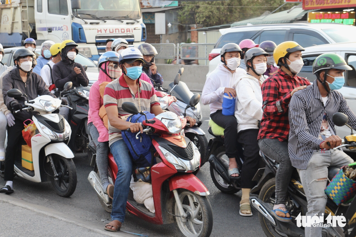 Xe cộ lưu thông trên quốc lộ 1 đoạn qua thị trấn Tân Túc (huyện Bình Chánh)  - Ảnh: LƯU DUYÊN