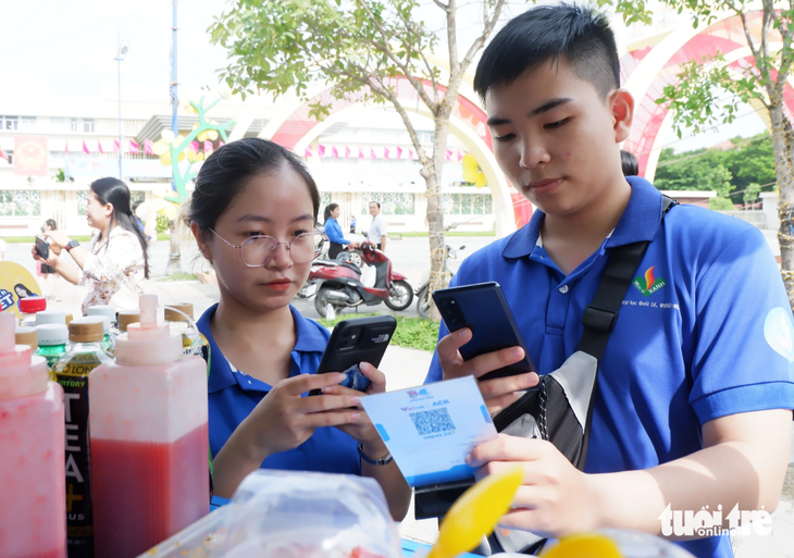 Các chiến sĩ tình nguyện trải nghiệm thanh toán không tiền mặt - Ảnh: K.ANH