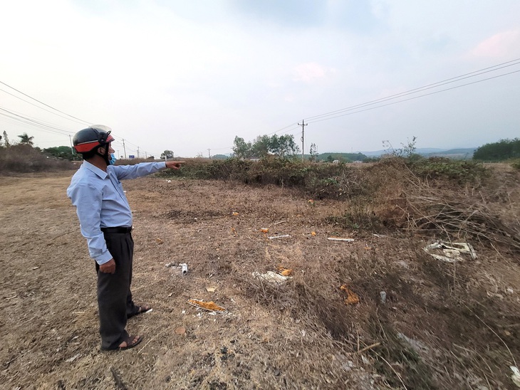 Xã bán đất trái luật, dân lãnh đủ - Ảnh 1. Khu đất ông Nguyễn Kiên Quyết mua 22 năm trước đến nay vẫn chưa được cấp sổ, xây nhà - Ảnh: TRẦN HƯỚNG