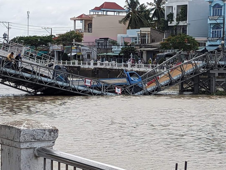 Sập cầu tạm ở Trà Vinh do dùng 2 xe tải để thử tải - Ảnh: CTV