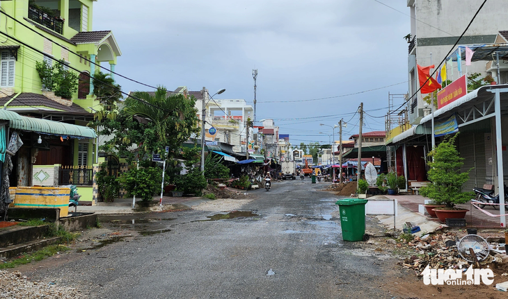 Đáng chú ý, căn nhà nơi cha dượng nghi hành hạ con riêng tàn nhẫn lại nằm đối diện ban khóm Xuân Hòa nhưng không ai hay biết - Ảnh: BỬU ĐẤU