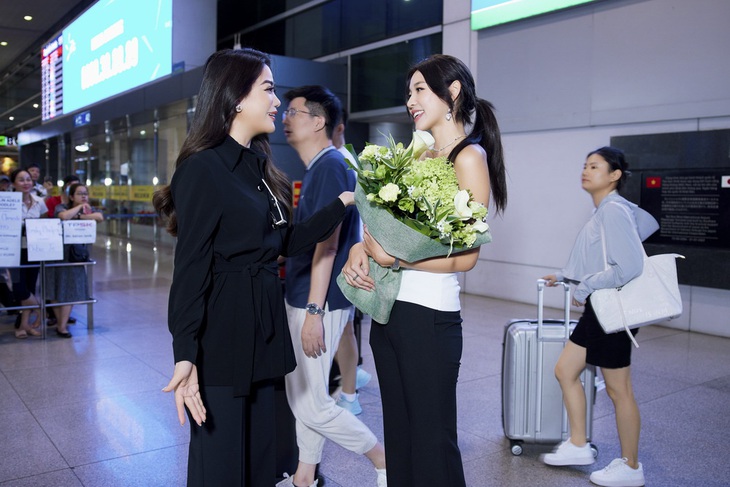 Trương Ngọc Ánh (trái) đại diện Ban tổ chức Miss Earth Vietnam 2023 đón Mina Sue Choi tại sân bay Tân Sơn Nhất