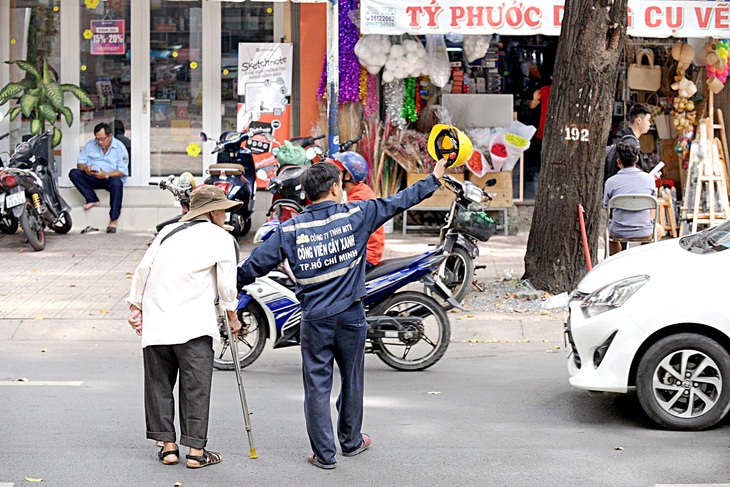 Dự thảo Luật trật tự, an toàn giao thông đường bộ có quy định xe cộ phải giảm tốc nhường đường cho người đi bộ, người khuyết tật qua đường - Ảnh: T.T.D.