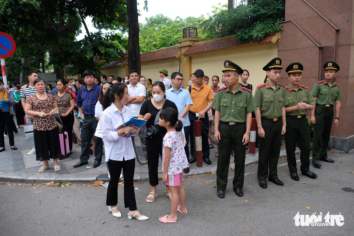 Phụ huynh chờ con em tham dự kỳ thi đánh giá của Bộ Công an năm 2023 - Ảnh: NGUYÊN BẢO