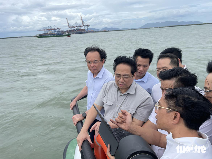 Ông Phạm Anh Tuấn - tổng giám đốc công ty tư vấn thiết kế cảng kỹ thuật biển Port Coast (đơn vị tư vấn) - thuyết trình về siêu cảng ngay tại vị trí xây cảng với Thủ tướng, Bí thư Thành ủy TP.HCM và đoàn công tác - Ảnh: VIỄN SỰ