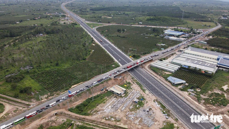 Nút giao Ba Bàu thường xảy ra ùn tắc, nhất là những ngày cuối tuần - Ảnh: ĐỨC TRONG