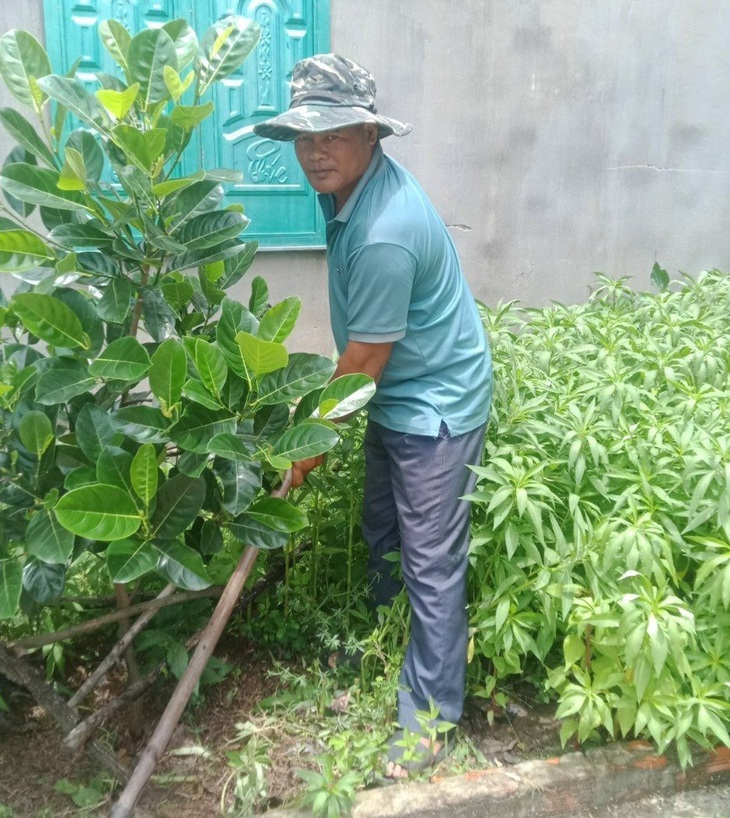 Ngoài công việc là chủ tịch Hội cựu chiến binh xã, ông Y Sem Ja vẫn tham gia lao động để tăng gia sản xuất - Ảnh: M.P.